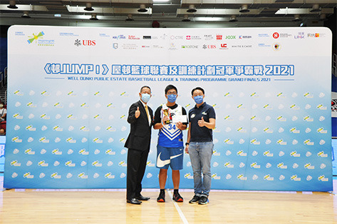 President Kakuda presented the MVP award (Most Valuable Player Award)