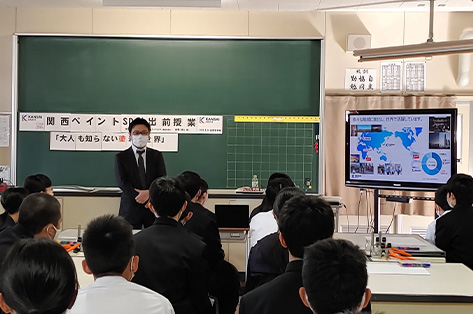51 students listened to the lessons with attention.Mr. Ueno introduced Kansai Paint’s initiatives then held quiz competition.